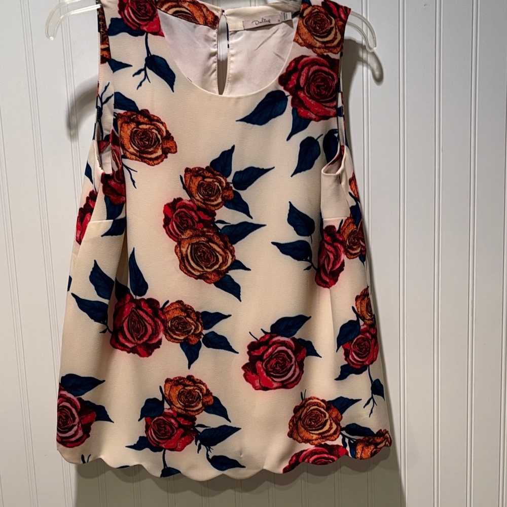 Darling Floral Sleeveless Top with Scalloped Hem Size M
